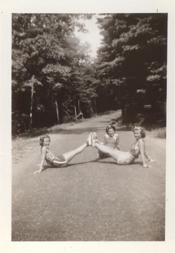 GirlsInRoadLakeT1937