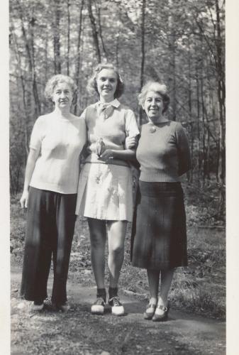 1940 September Grandma Davids, Ruth, and Helen